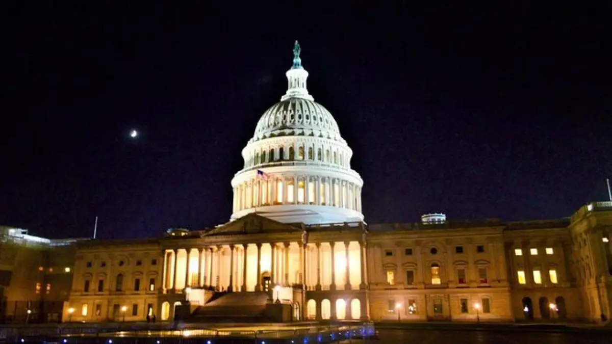 Lincoln Memorial night romantic couples Washington DC National Mall